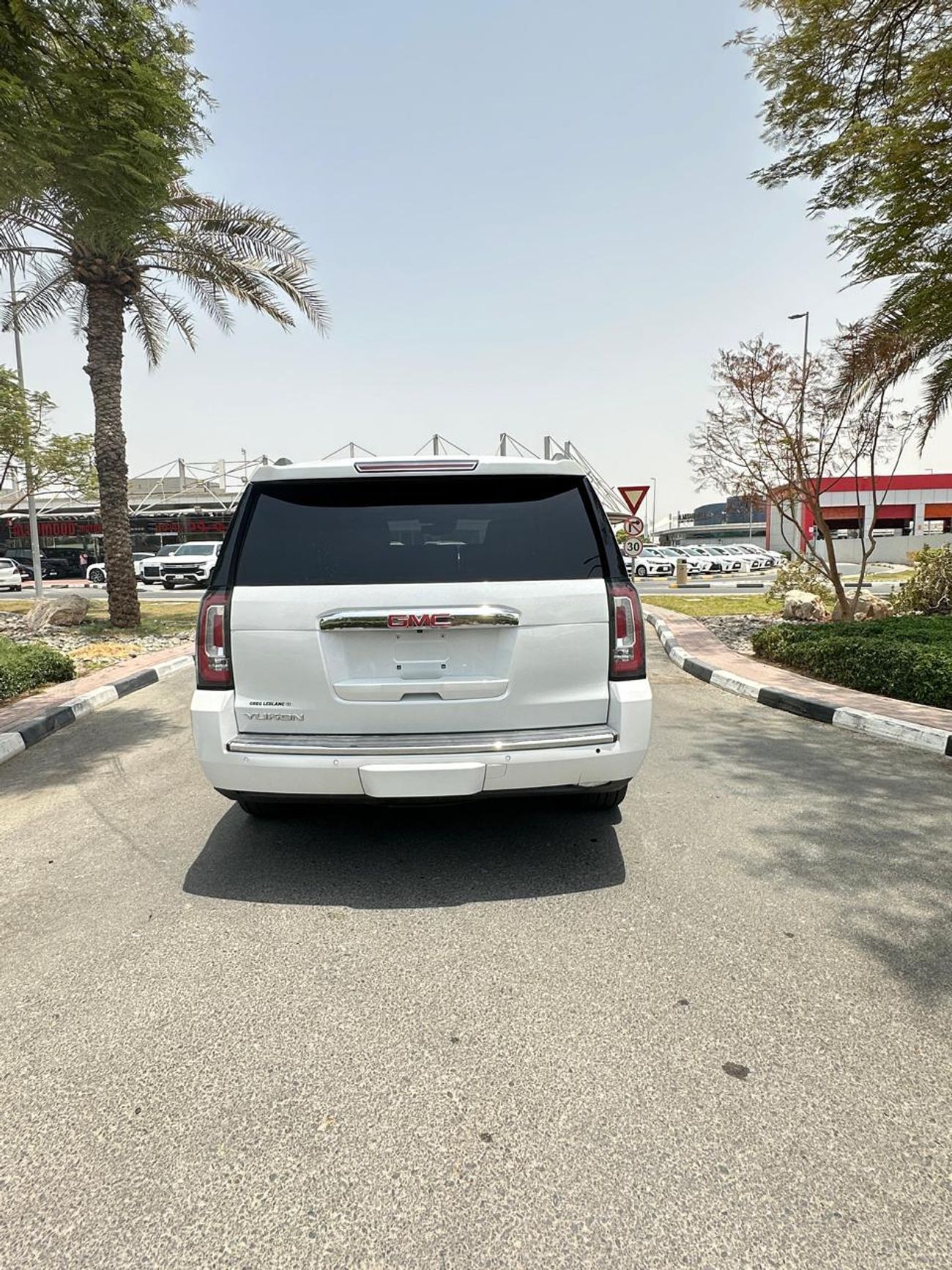 GMC Yukon Denali 6.2L (8 Seater)