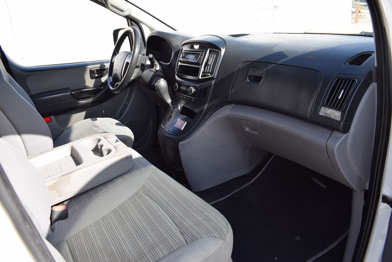 هيونداي H-1 Hyundai H-1 Passenger Van 9 seater, model:2020. Excellent condition