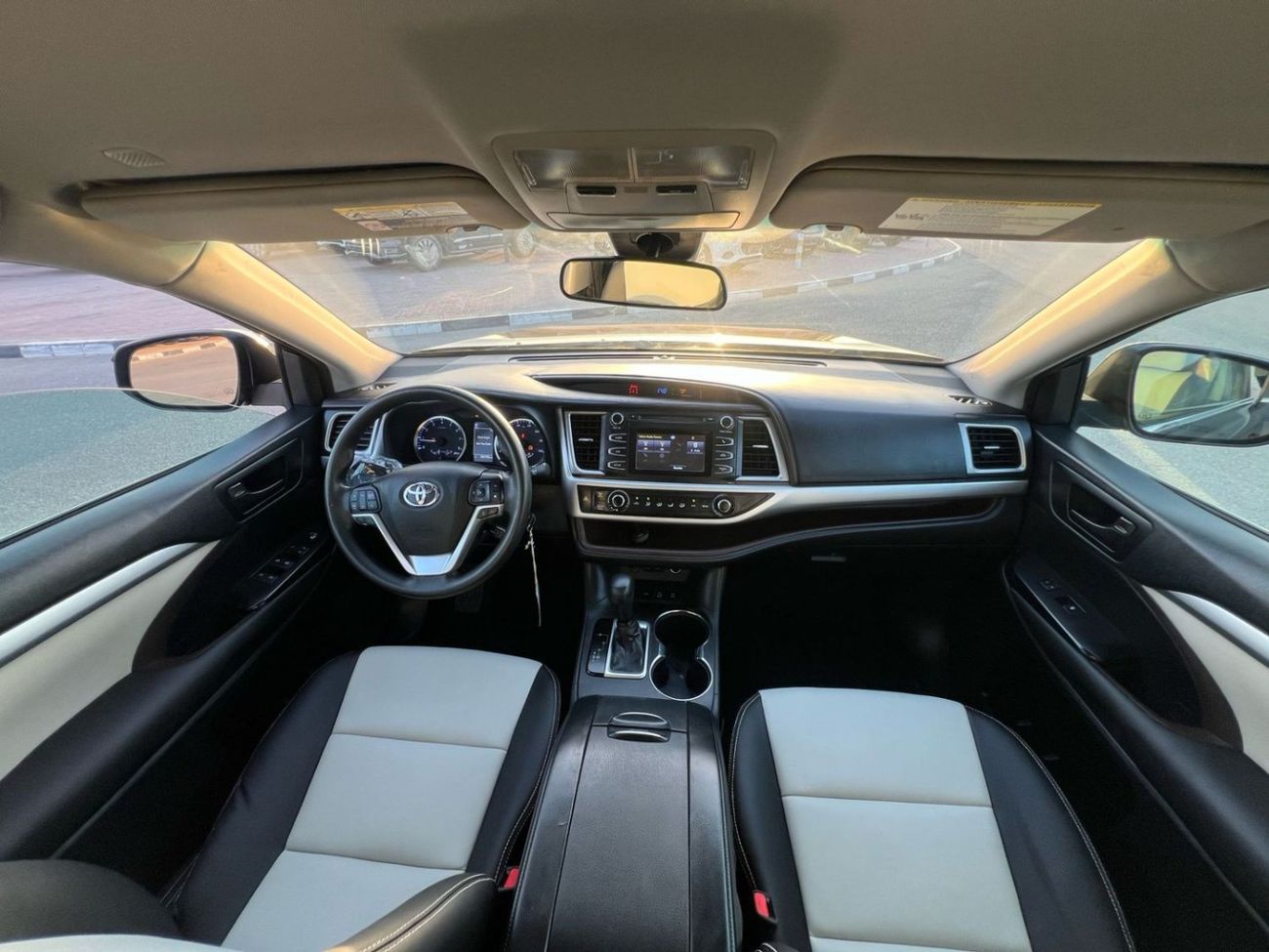 Toyota Highlander 2018 TOYOTA HIGHLANDER V6 3.5L - 4 WHEEL DRIVE (4X4 - LEATHER SEATS WITH 7 SEATER -