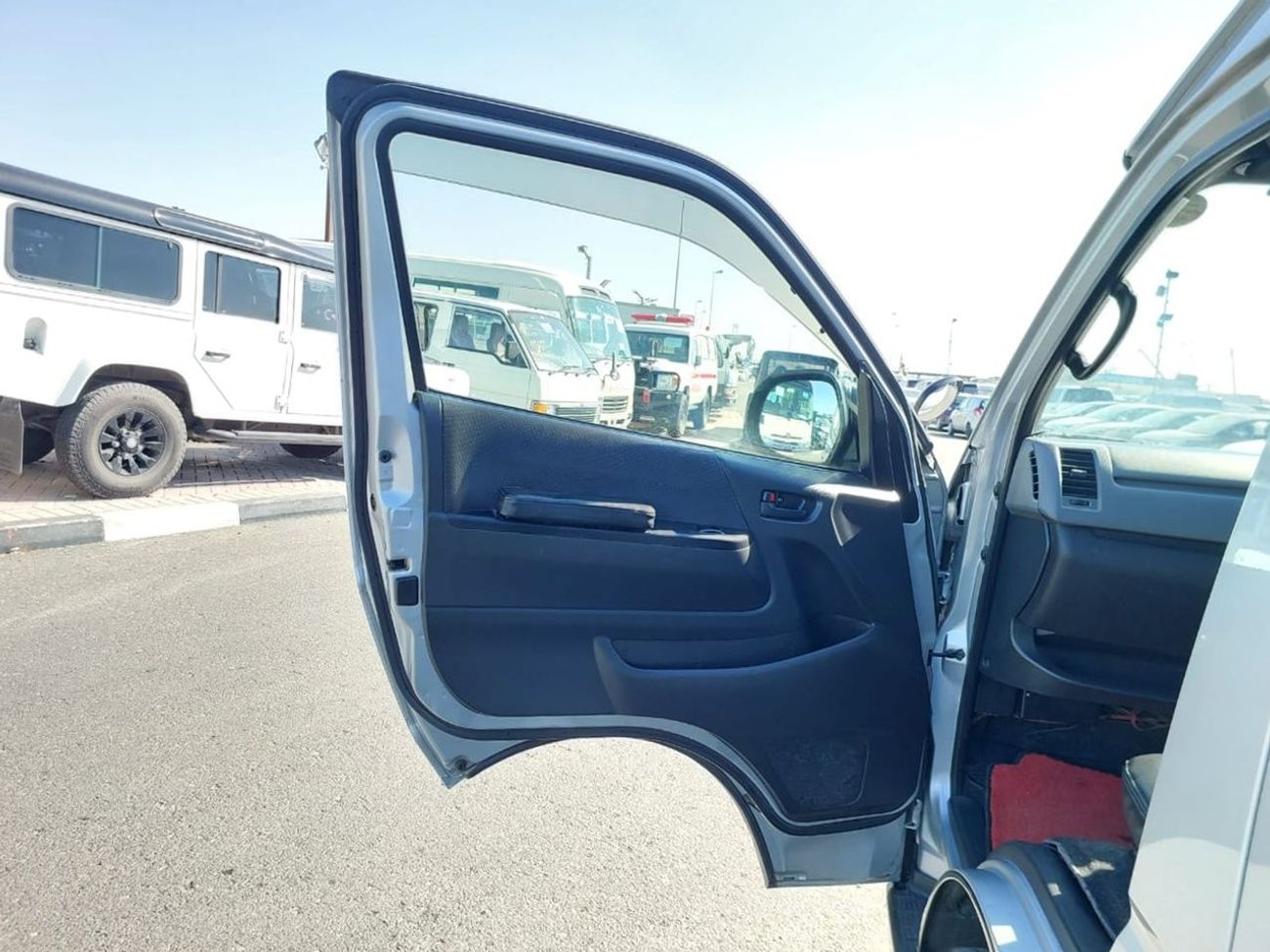 Toyota Hiace TOYOTA HIACE VAN RHD 2011 MODEL 3.0 L DIESEL AUTOMATIC(PM010795)