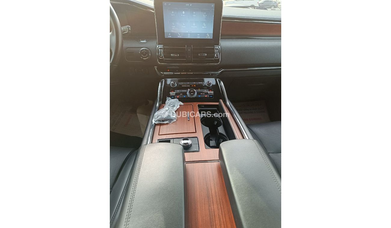 Lincoln Navigator Presidential Car in excellent condition. clean from the inside and outside!