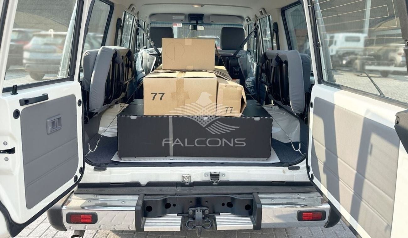 Toyota Land Cruiser 70 Toyota/LC76 DSL 2.8L AT/000D0 4X4 DELUXE. 9 seater