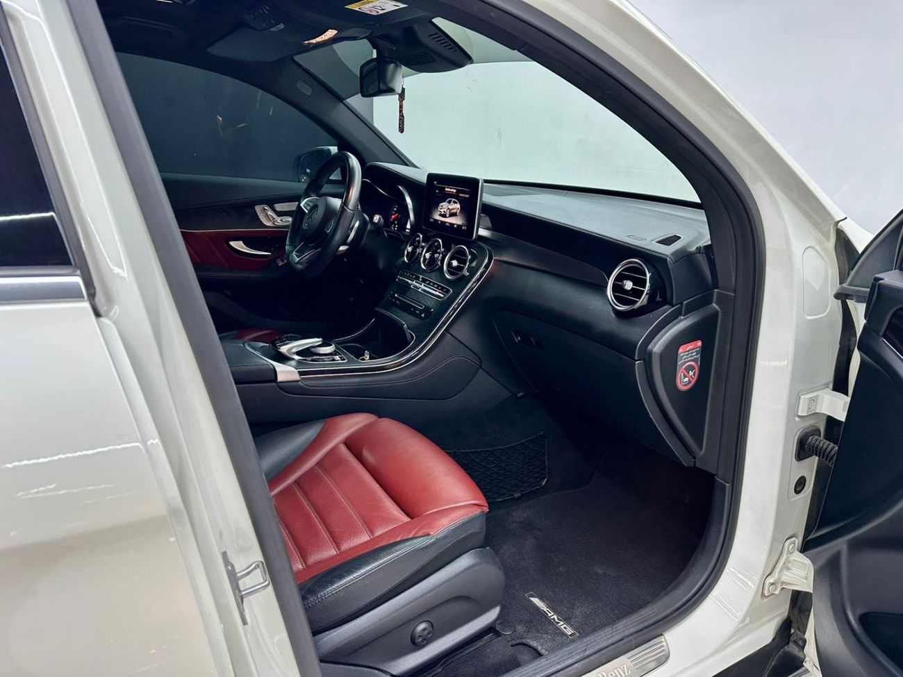 Mercedes-Benz GLC 250 4MATIC 2.0L AED 1,880 / Monthly l Mercedes-Benz GLC 250 4MATIC l Luxury SUV l White