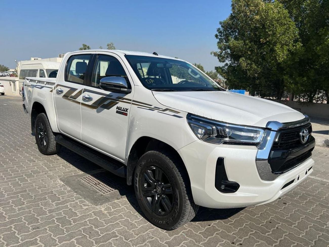 Toyota Hilux SR5 (NON GCC) Hilux 2.4 diesel Full option  Push start GCC