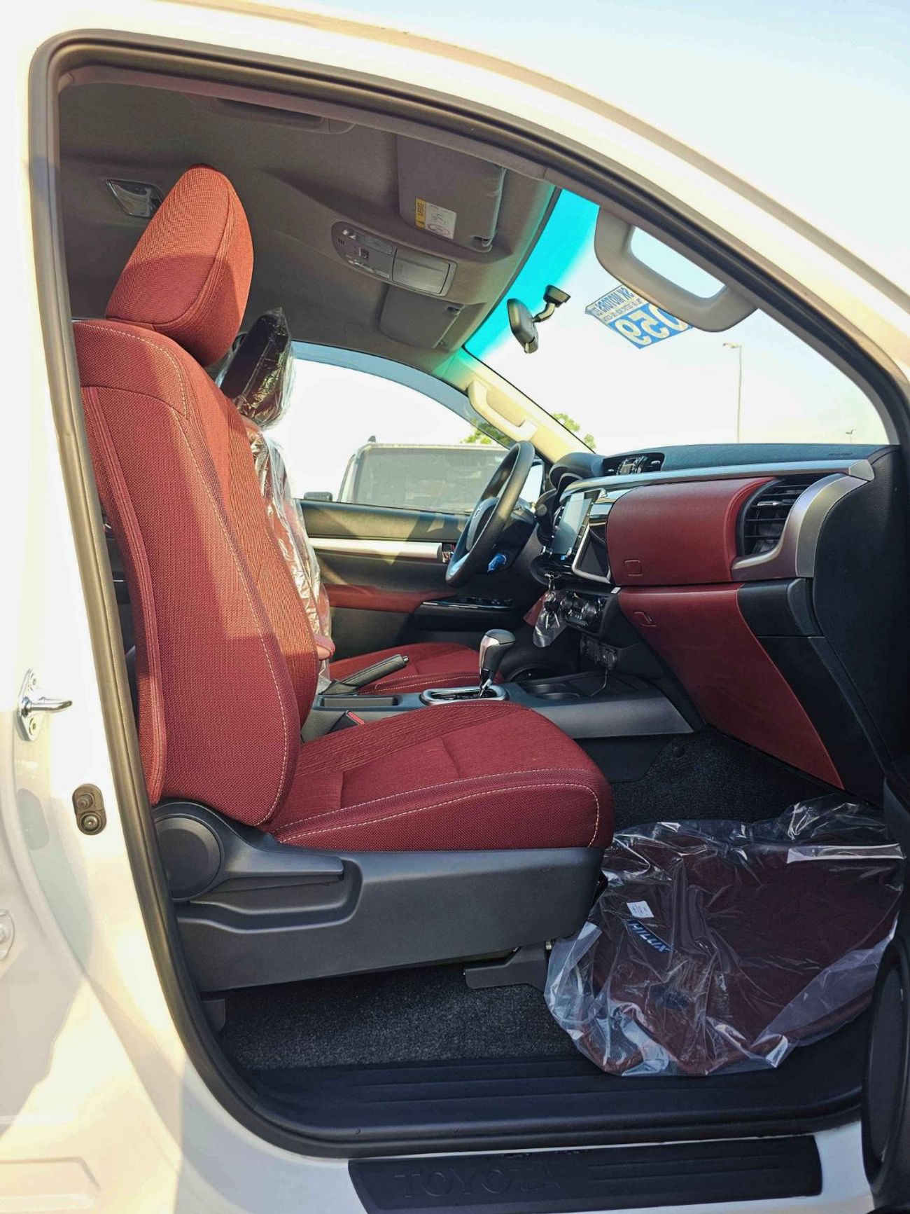 تويوتا هيلوكس SR5 FULL OPTION / A/T / 2.4L V4 DIESEL / DVD + CAMERA / BLIND SPOT / 4WD (CODE # HDAF2)