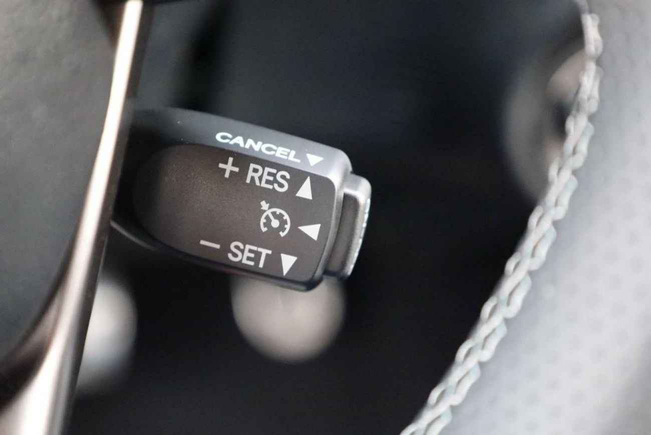 Toyota Hilux TOYOTA_HILUX_GR_2024_4.0L_GASOLINE_WHITE_COLOR