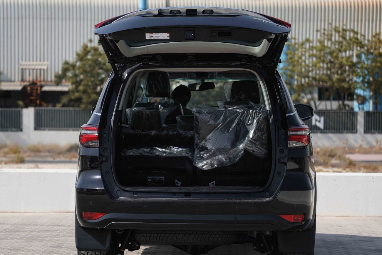 تويوتا فورتونر تويوتا فورتشنر 2024 4.0 4x4 HI - أسود اتيتيود من الداخل أسود | تصدير فقط