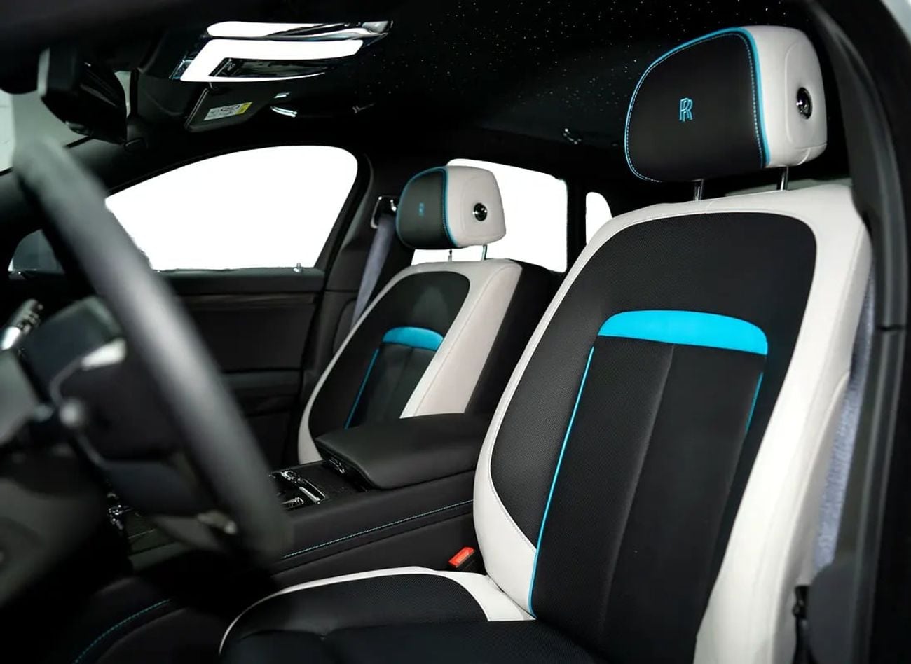 رولز رويس جوست Black Badge 6.6L BLACK BADGE | DELIVERY MILEAGE | STARLIGHT | REAR TVS | CARBON RIMS