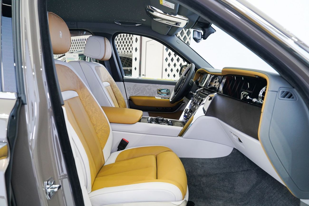 Rolls-Royce Cullinan SILVER BADGE