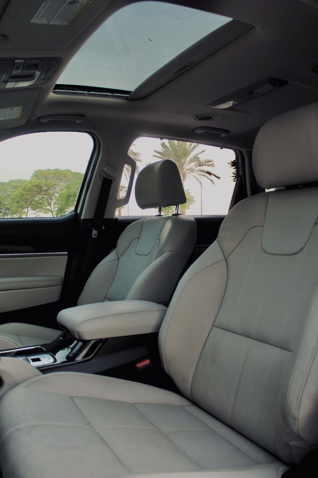 كيا تيلورايد The Kia Telluride is a popular 3-row, 7-8 seater midsize SUV, recognized for its luxurious, upscale 