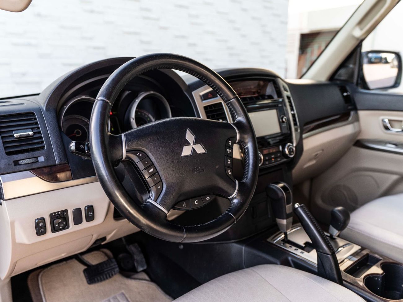 ميتسوبيشي باجيرو GLS Base 3.5L (7 Seater)