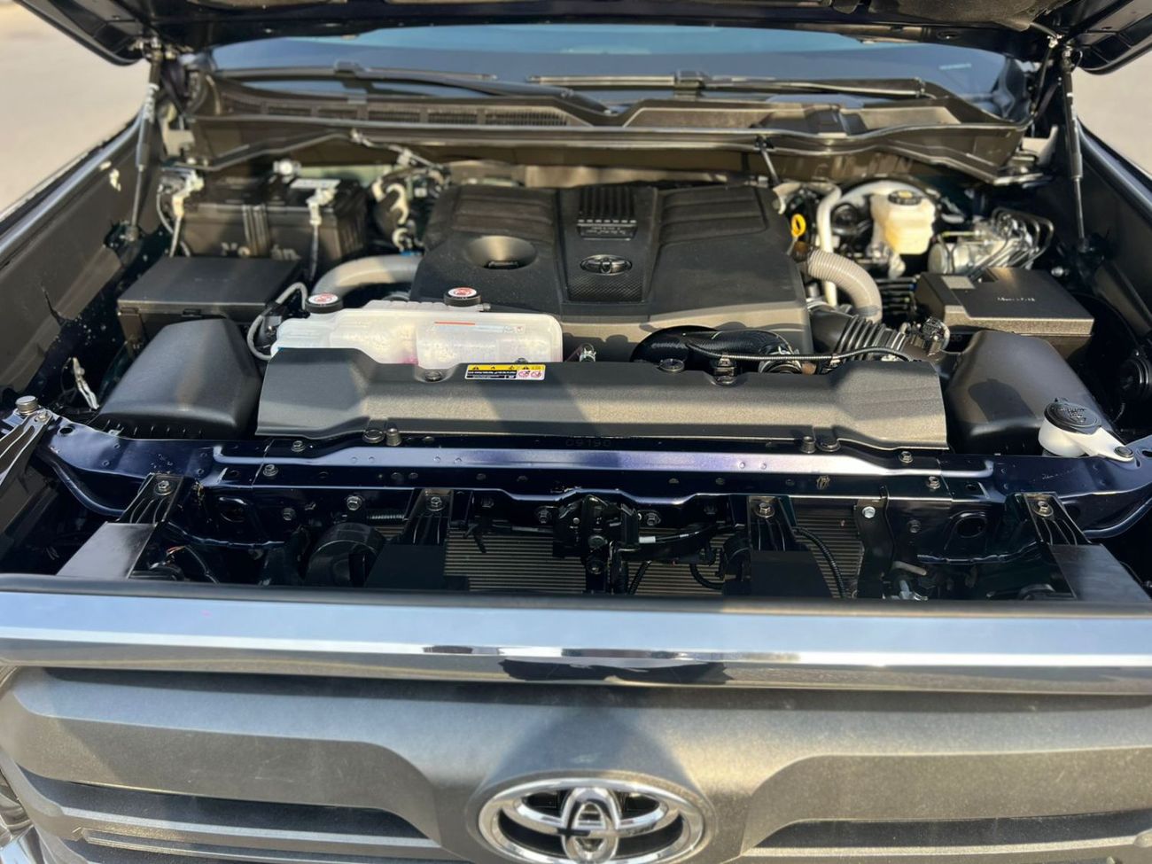 Toyota Tundra 2024 Toyota Tundra Crewmax SR5 - 3.4L V6  - AWD 4x4 - Rear Camera - Leather Seat - Low Mileage