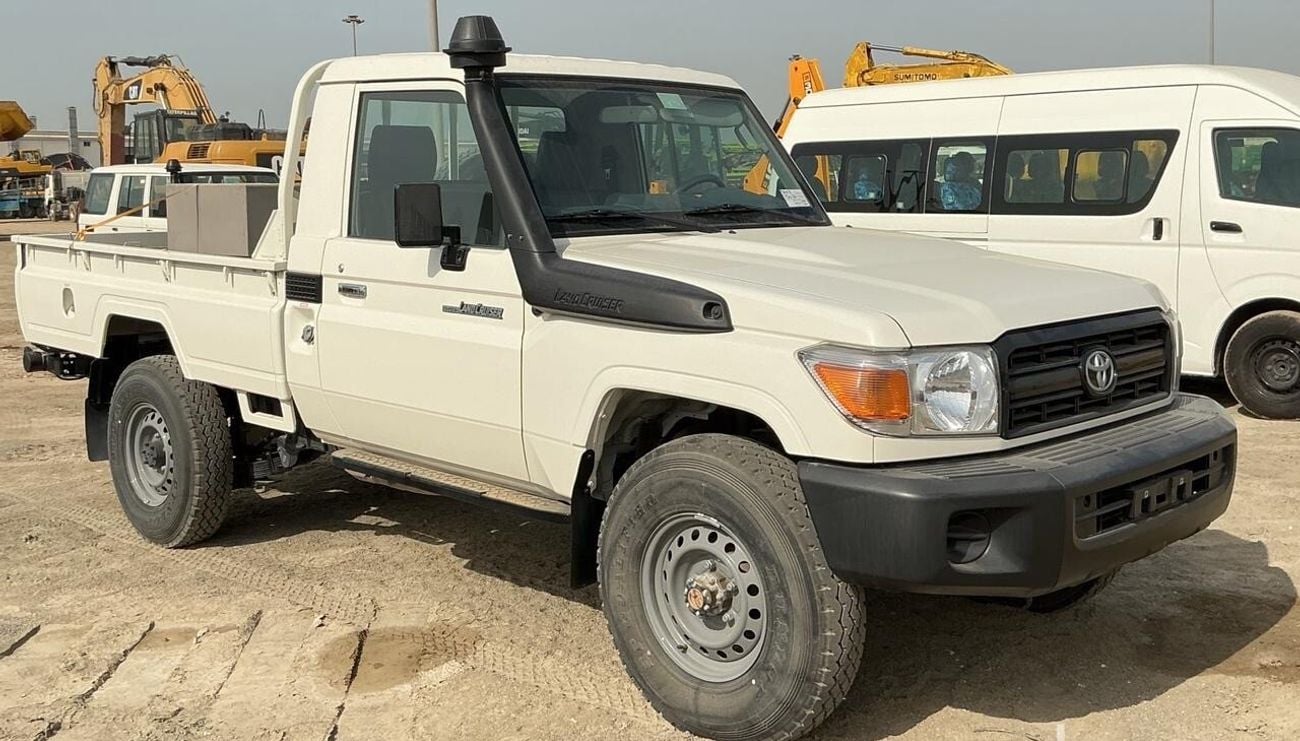 تويوتا لاند كروزر بيك آب Pick up truck. single cabin. 4.2L . 4*4 . 3 seats . 2 doors