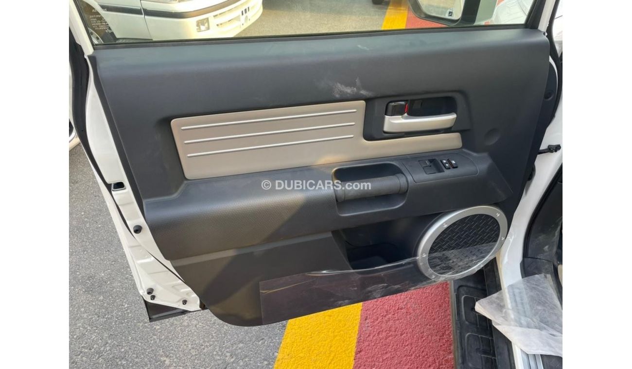 تويوتا إف جي كروزر تويوتا اف جي كروزر 4.0 لتر دفع رباعي مع نظام صوت جي بي ال موديل 2021 لون ابيض للتصدير فقط