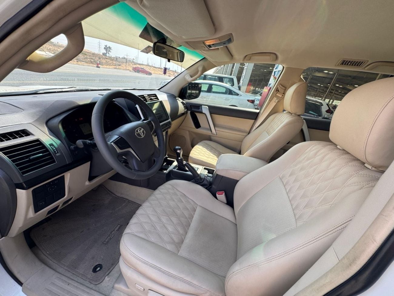 تويوتا برادو V6 4.0L / GCC / 4X4 / BIG SCREEN / FRIDGE / 7 SEATER / IN PERFECT CONDITION