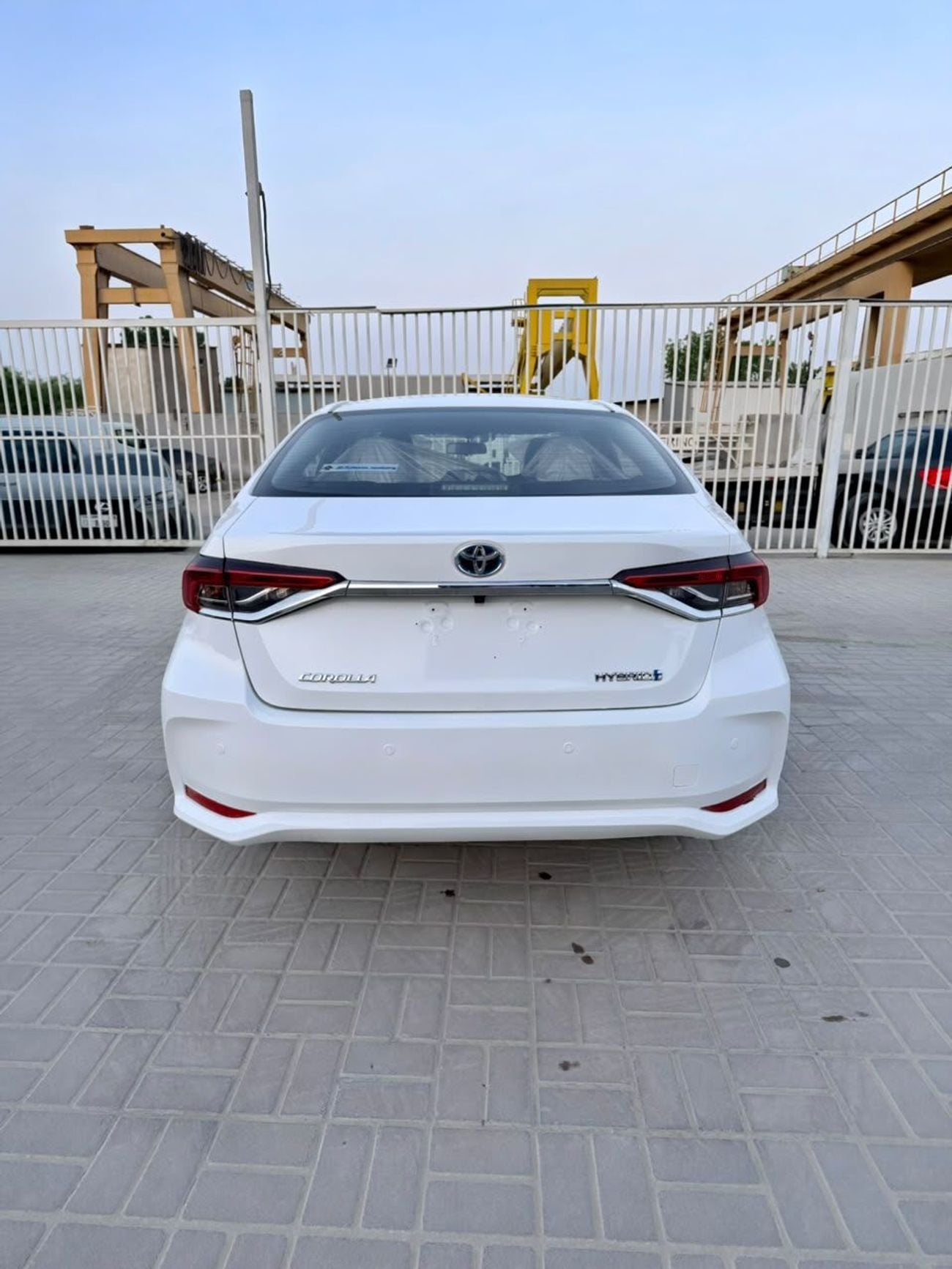 تويوتا كورولا إكس إل آي إتش إي في سيارة هجينة موديل 2026، إطارات جديدة وجنوط أصلية من تويوتا، مفتاحان، لون أبيض، كاميرا خلفية، جاهزة ل