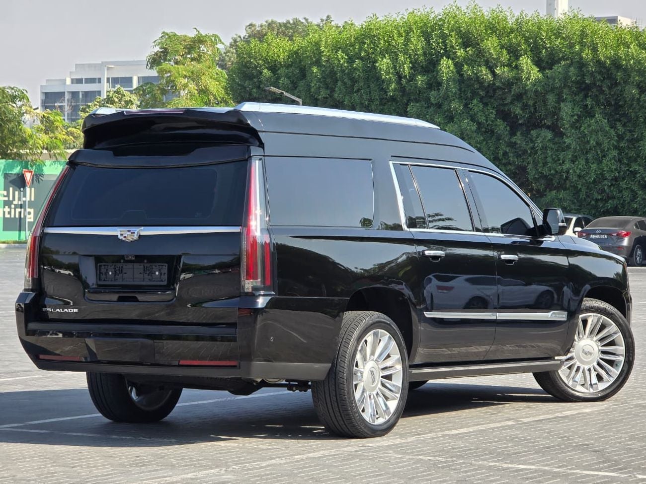 Cadillac Escalade PLATINUM 6.2L CADILLAC ESCALADE 2018 GCC // LOW MILEAGE // VIP SEATS // TV // PERFECT CONDITION