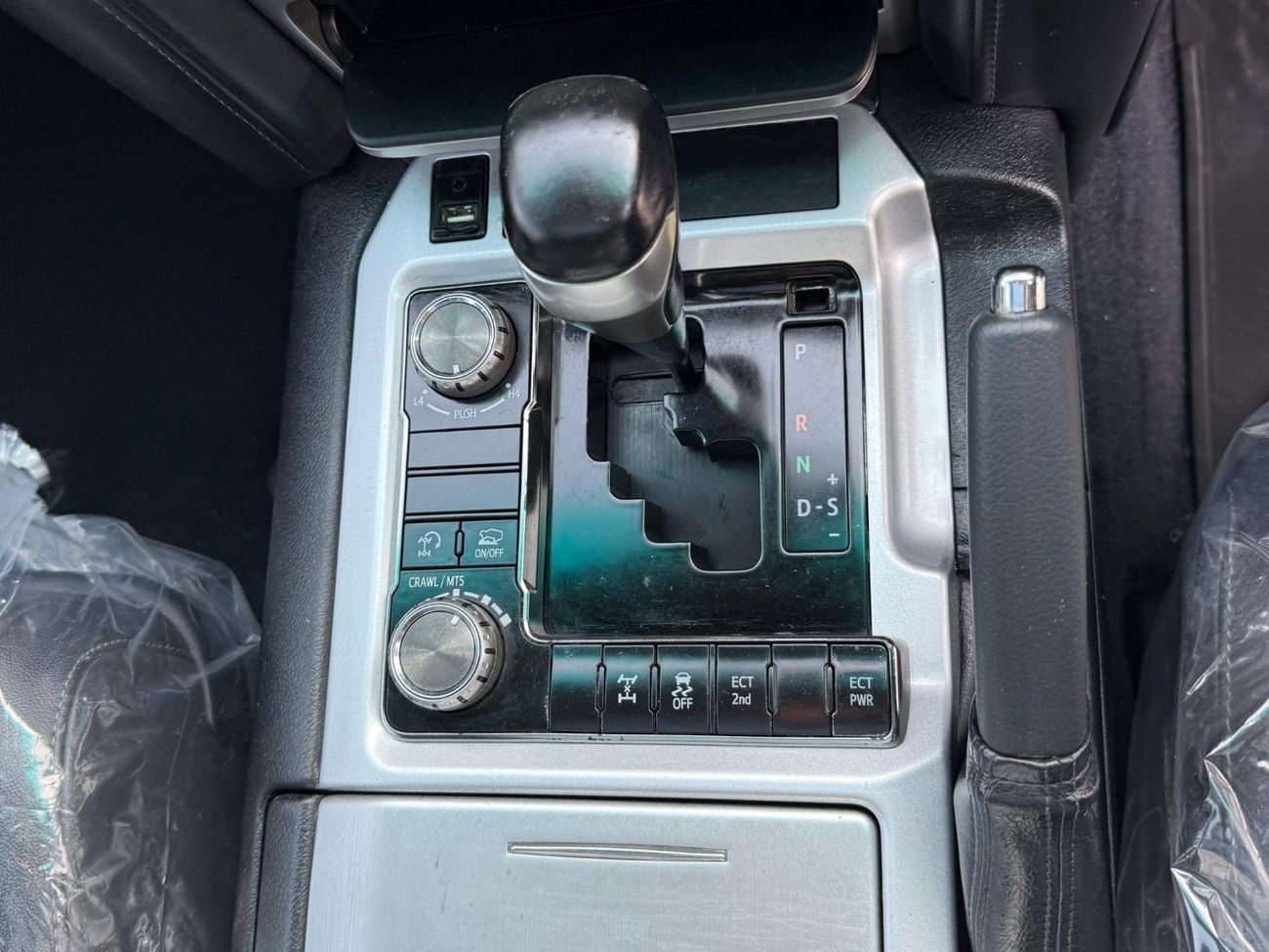 Toyota Land Cruiser 200 Series VX update to Sahara shape