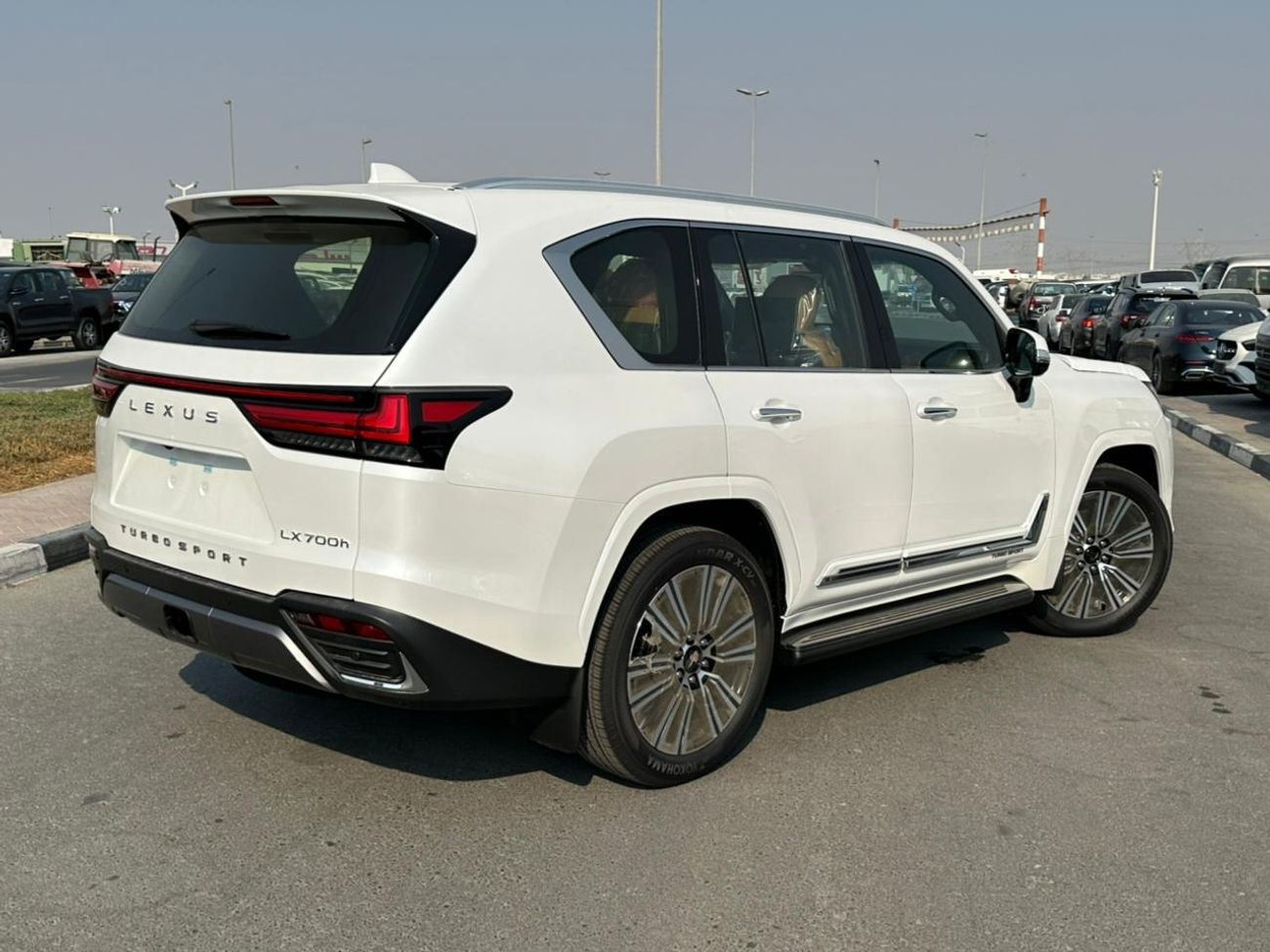 لكزس LX 700h Signature