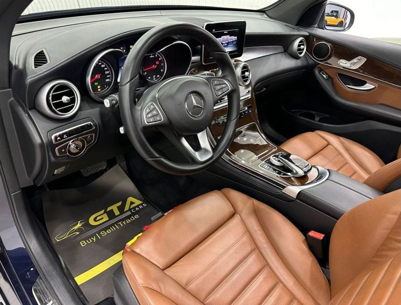 Mercedes-Benz GLC 250 4MATIC 2.0L 2017 Mercedes Benz GLC250 AMG 4MATIC, Full Mercedes Service History, Full Options, GCC