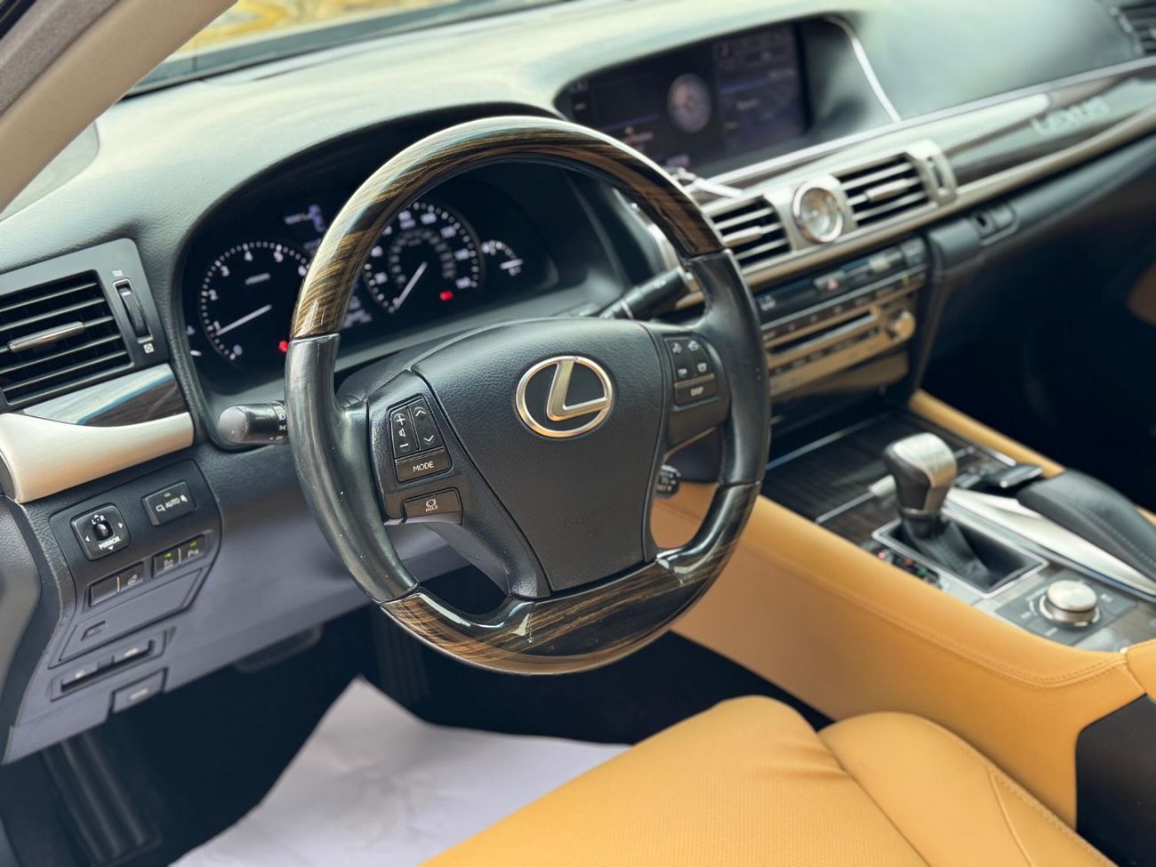 Lexus LS460 V8 4.6L / TRIPLE XENON LIGHTS / COOLING AND HEATING SEATS / SOFT CLOSE DOORS / IN PERFECT CONDITION