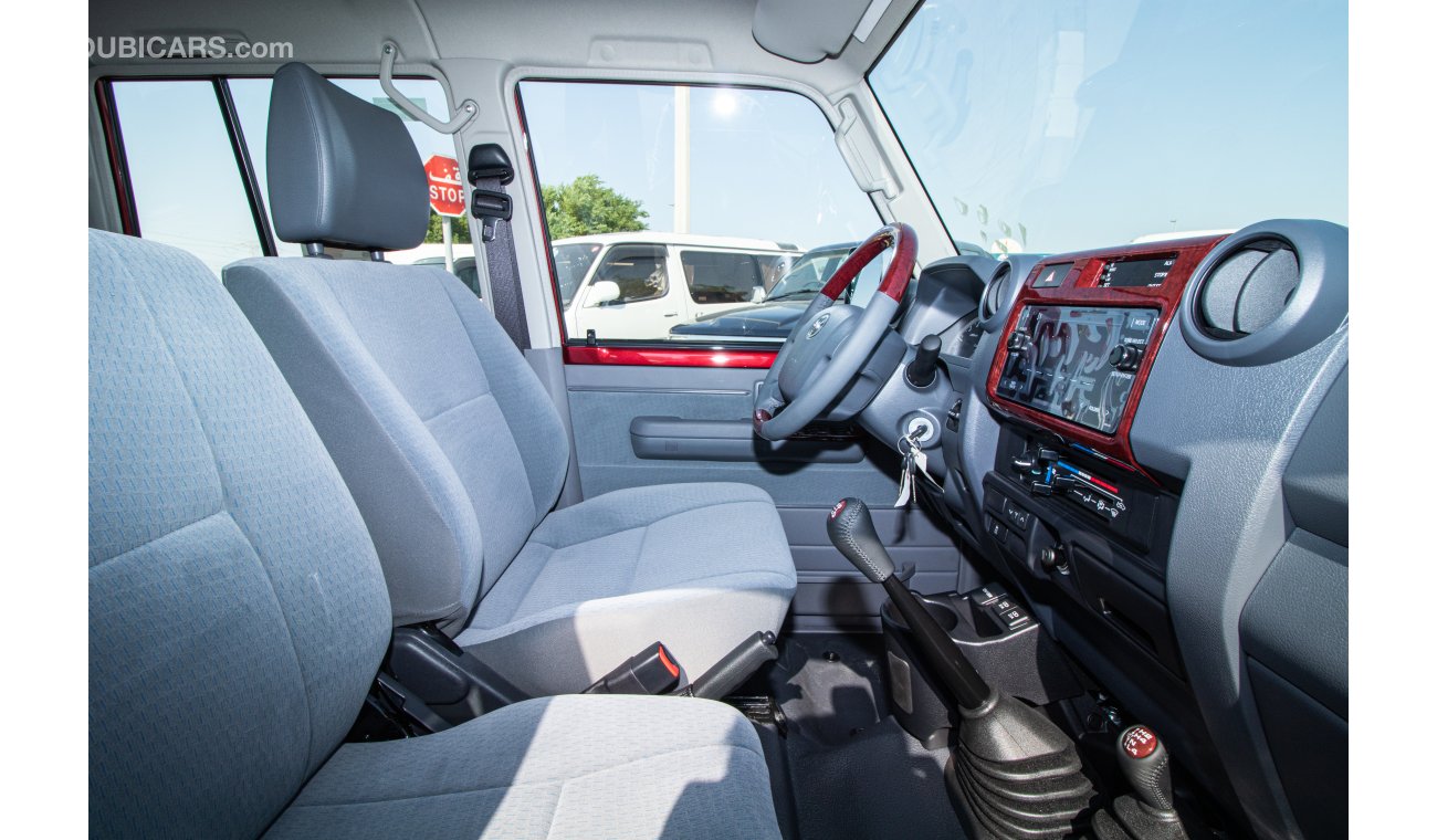 Toyota Land Cruiser Pick Up GRJ79 4.0L V6 Double cabin with Winch , Snorkel and USB Power Sockets