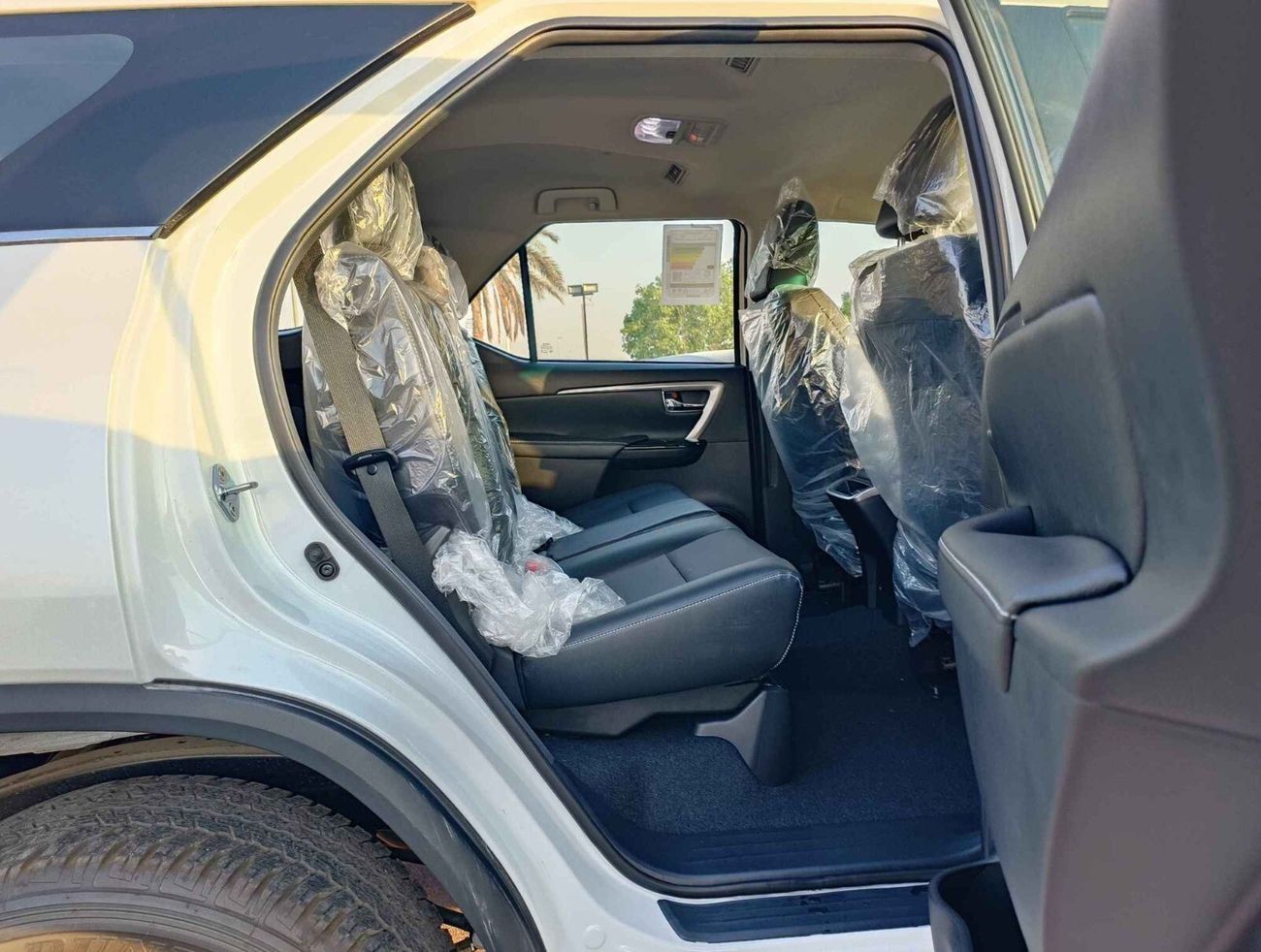 Toyota Fortuner / SR5 4.0L V6 / 2 Electric Seats, Auto AC,Leather Seats, Wireless Charger (CODE#FP40F)