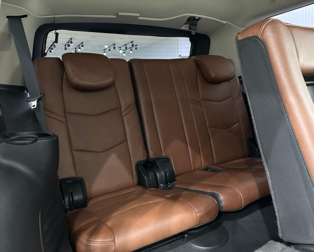 كاديلاك إسكالاد Std 6.2L 2019 Cadillac Escalade, 6.2 V8 4WD, 420bhp, 10 Auto Speed Gearbox. AED 199,000 or AED 3,117