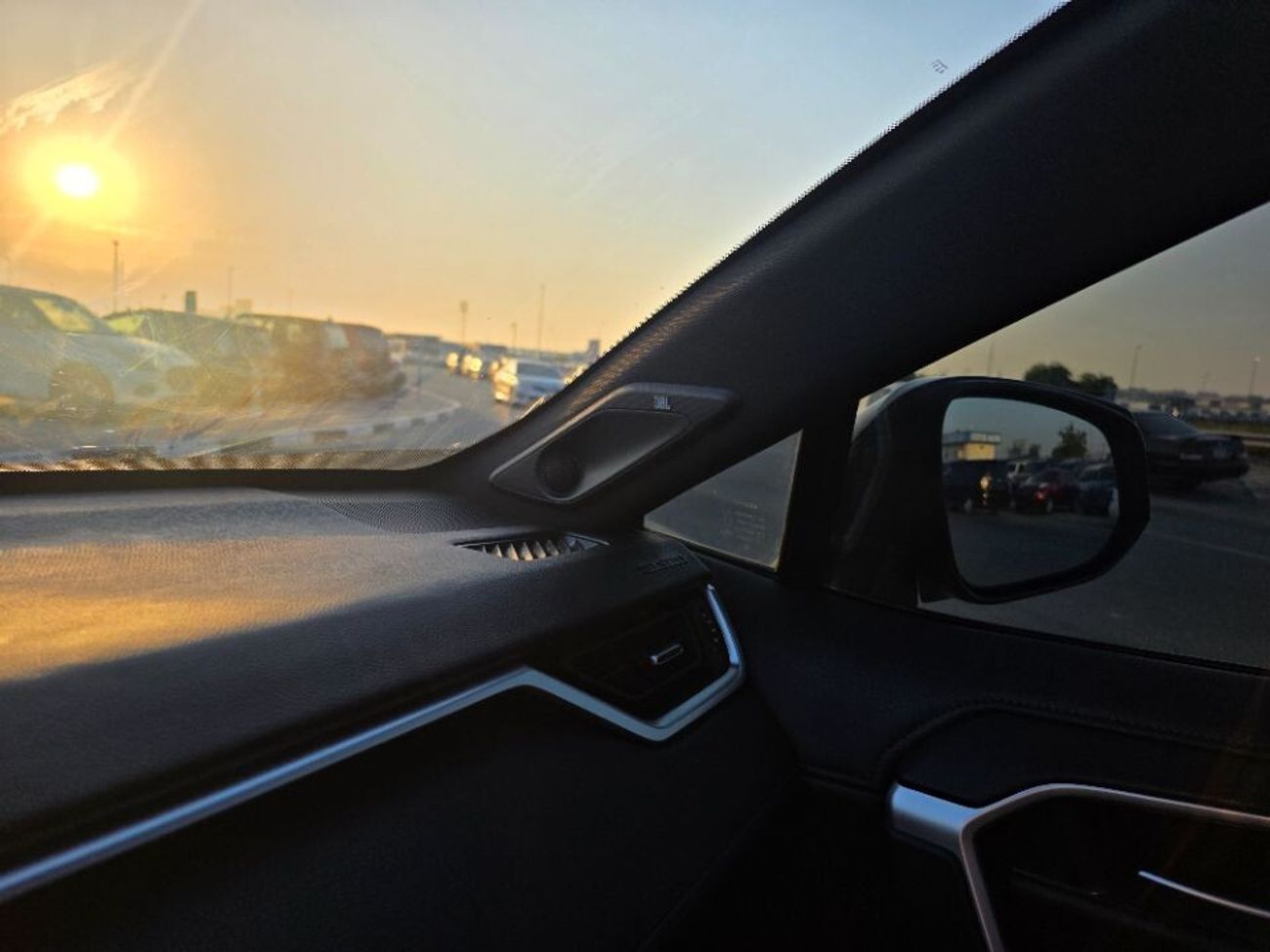 Toyota RAV4 2019 Model XSE hybrid engine Paranomic and two cameras