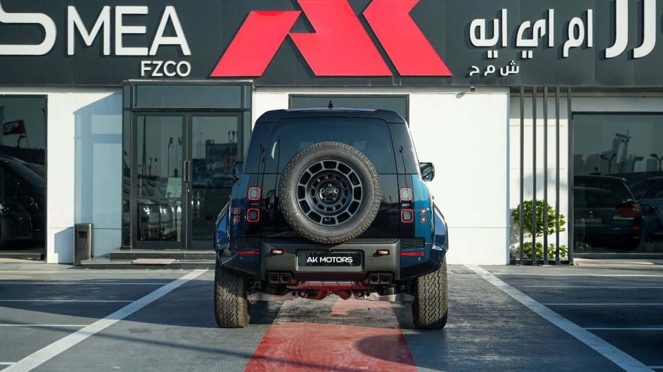 لاند روفر ديفندر OCTA V8 Sargasso Blue 2026MY Export Only
