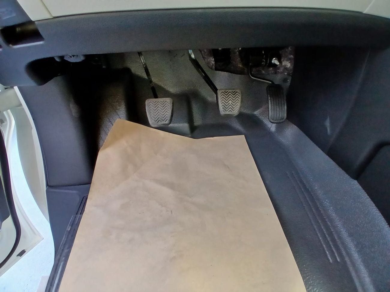 تويوتا هاياس 2.8L Diesel Manual Transmission, High Roof, 13 Seater, Model 2026