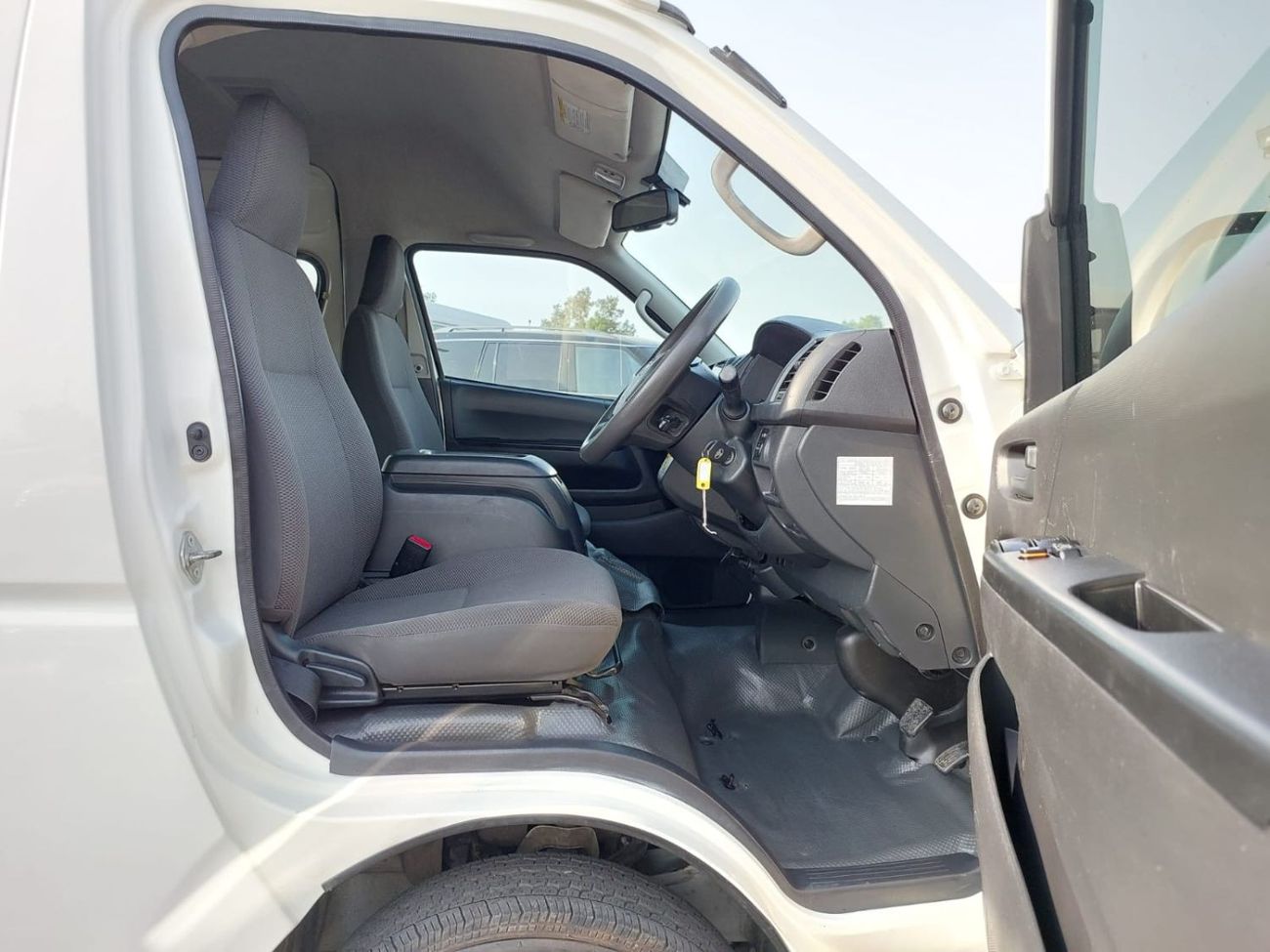 تويوتا هاياس TOYOTA HIACE COMMUTER VAN RIGHT HAND DRIVE(PM64467)
