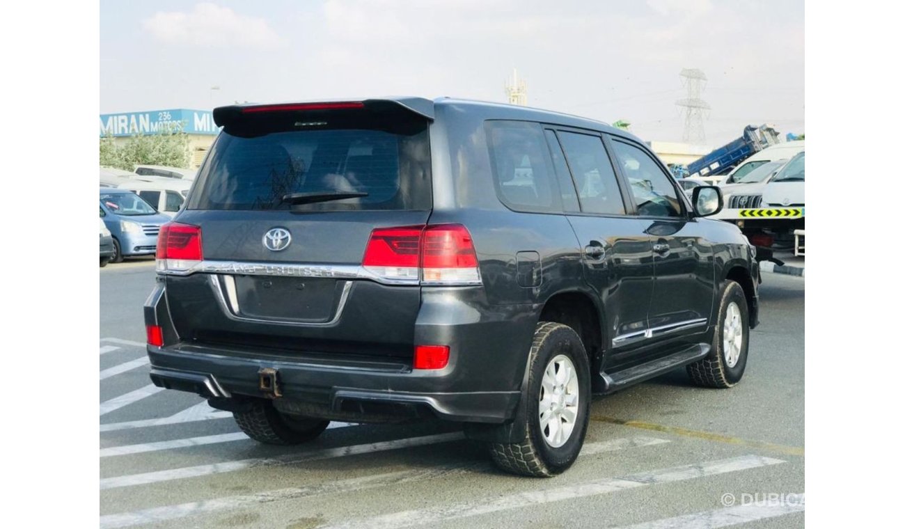 تويوتا لاند كروزر Toyota landcruiser petrol engine model 2010 grey colour 7 seater very clean and good condition