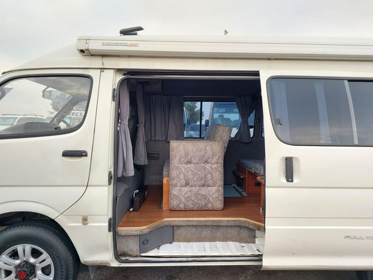 Toyota Hiace TOYOTA HIACE VAN RHD 1994  MODEL 2.7 L DIESEL AUTOMATIC(PM01681)