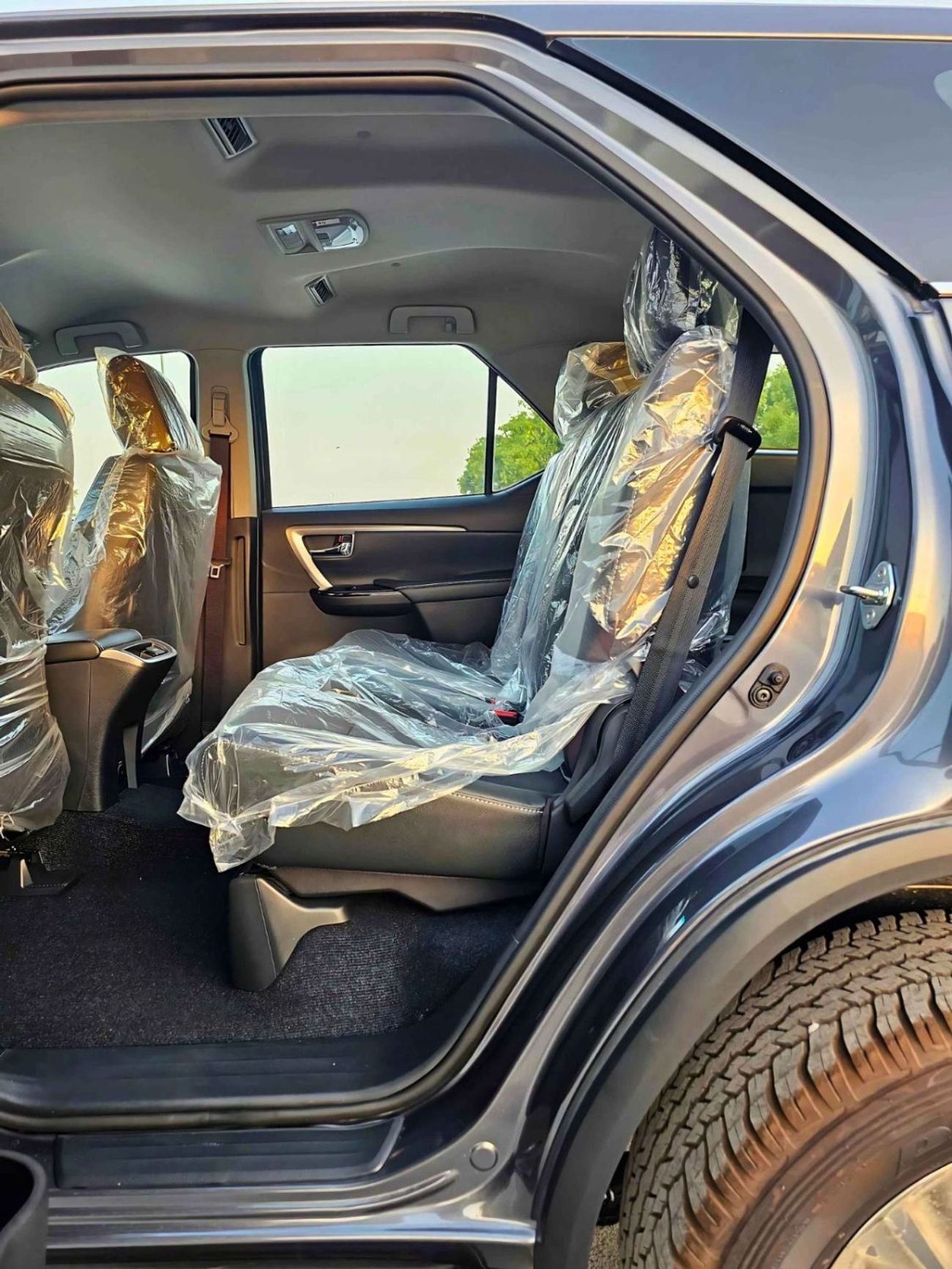 تويوتا فورتونر SR5 ADVENTURE / 4.0L V6 PETROL / CLIMATE WITH LEATHER SEATS / DIFFLOCK / AUTO A/C (CODE # F6HA)