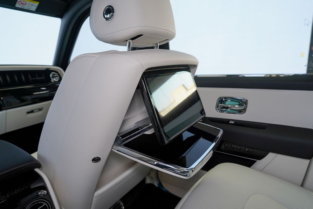 Rolls-Royce Cullinan silver badge