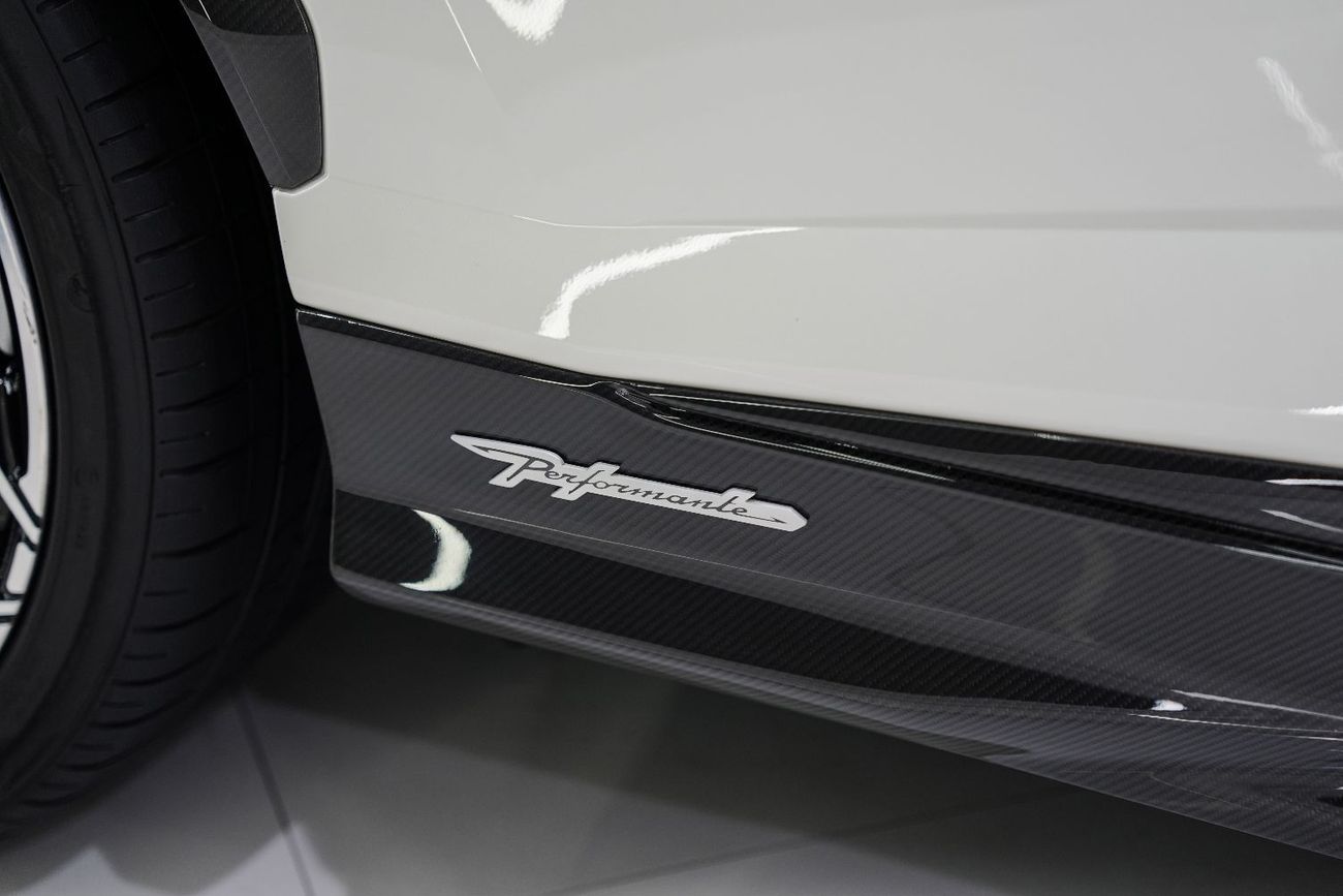 Lamborghini Urus 4.0T V8 Performante Full Carbon Pack, Akrapovic Exhaust, Lamborghini Warr + Serv!!