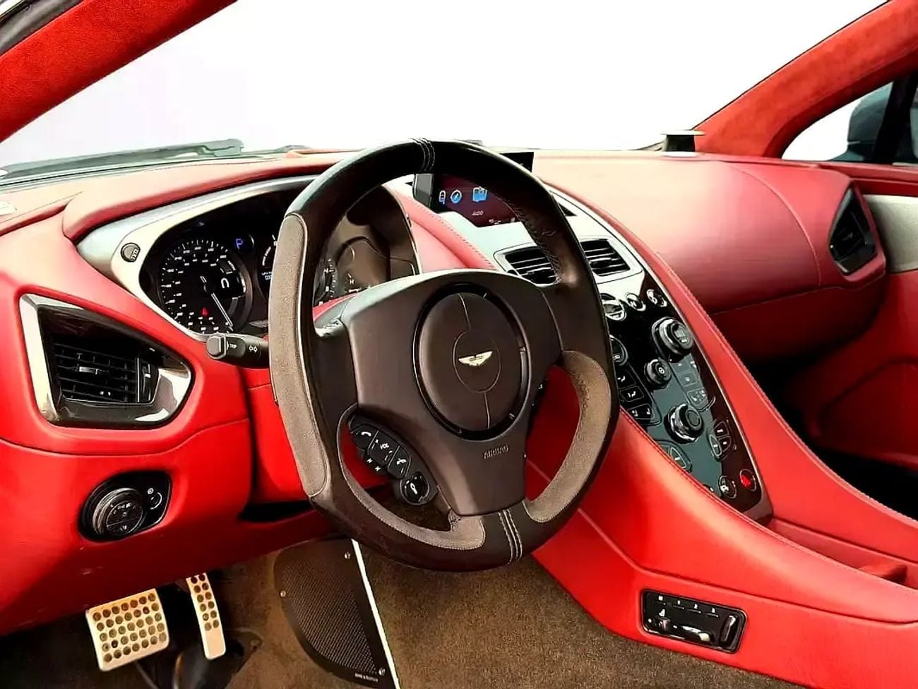 أستون مارتن فانكويش فولانتي RARE FULL CARBON SPEC | GCC | V12 ENGINE