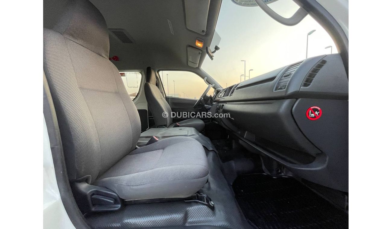 Toyota Hiace GL - High Roof LWB Toyota Hiace 2017 GCC, in excellent condition, without accidents, very clean insi