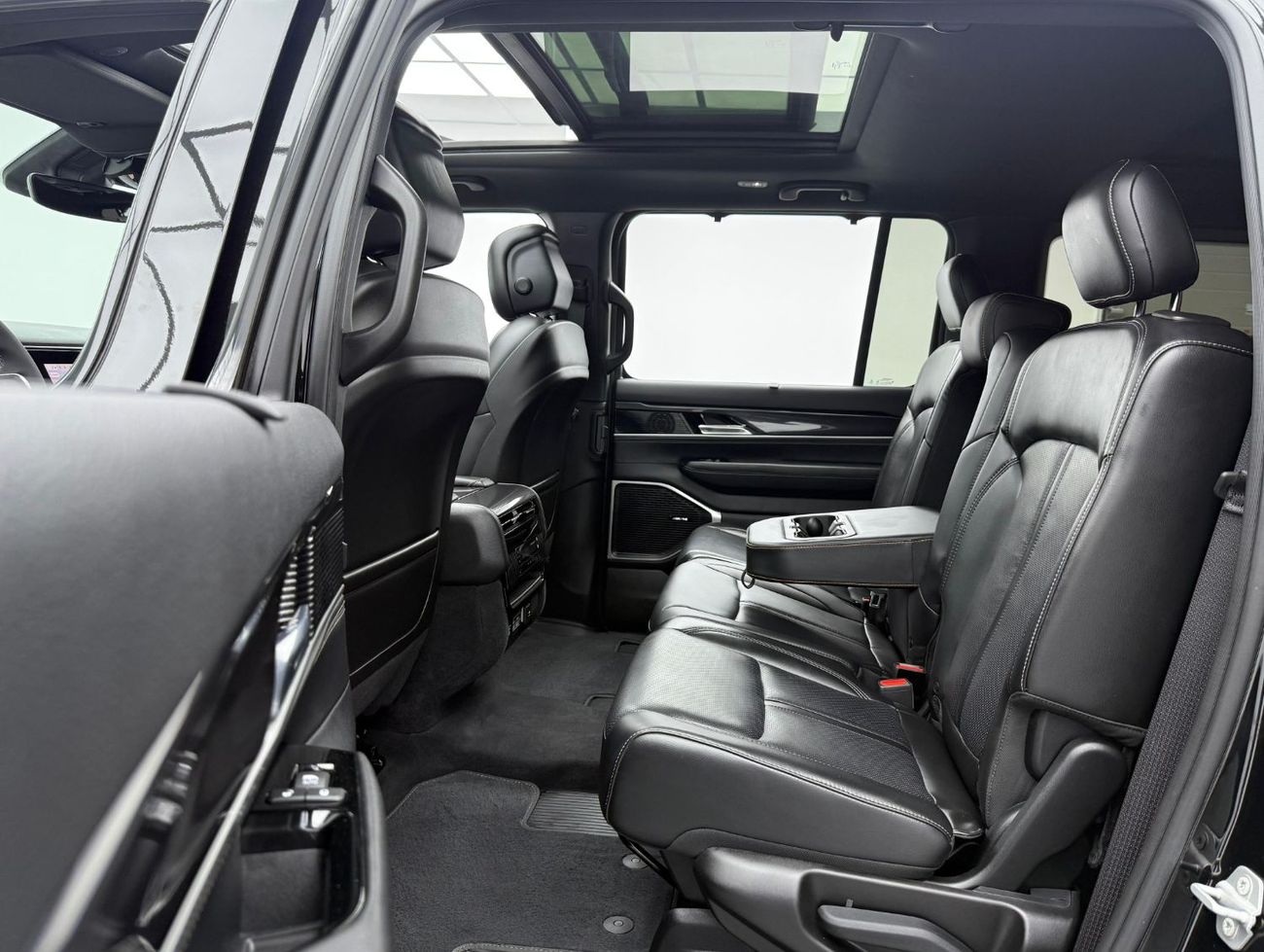 جيب واجونير 2022 Jeep Wagoneer Series II, 1 Year Warranty, Full Agency Service History, GCC