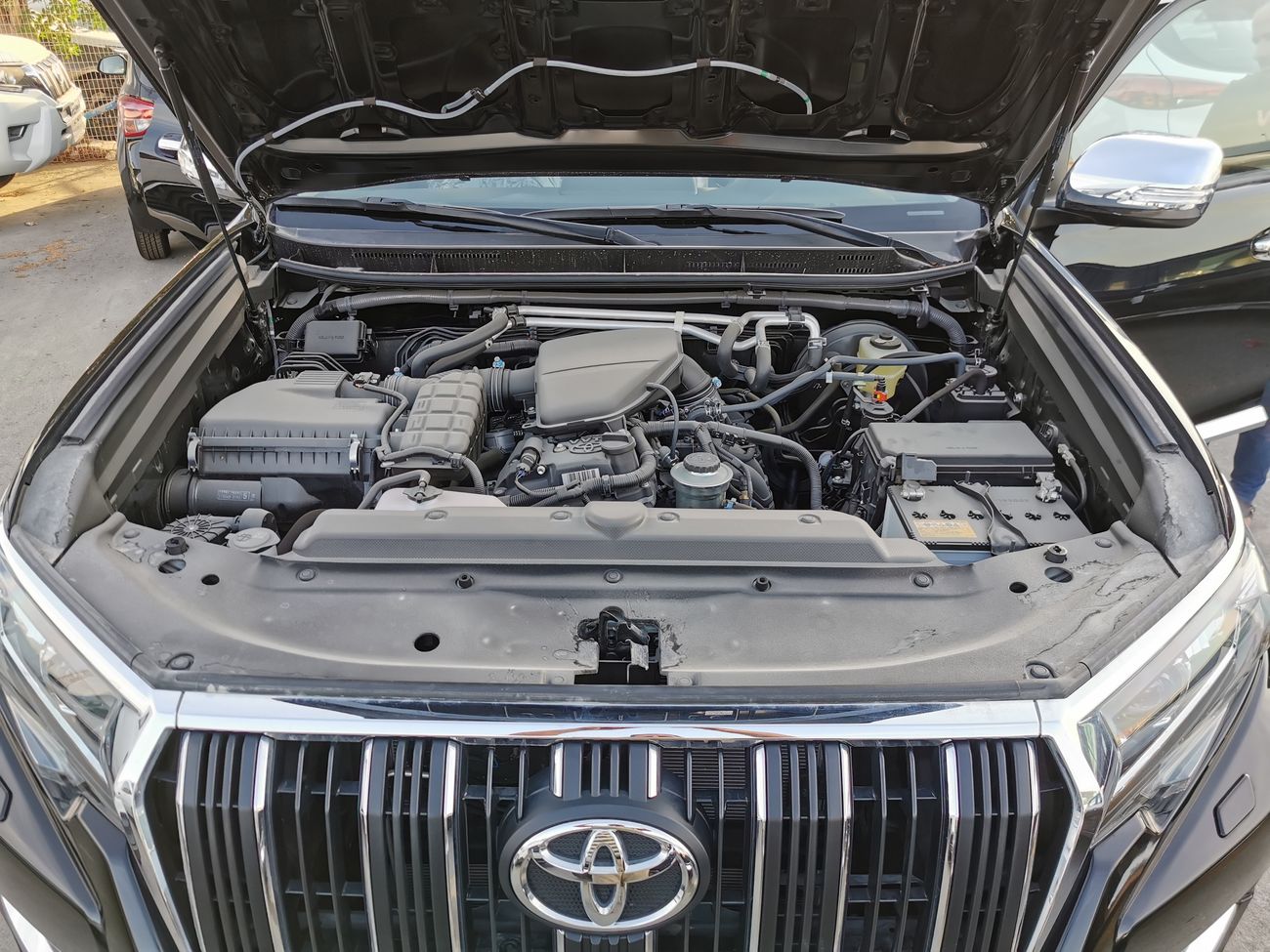 Toyota Prado 2.7L PETROL, 18" RIMS, DVD + CAMERA, POWER SEATS, SUNROOF, COOL BOX (CODE # TPB2020)