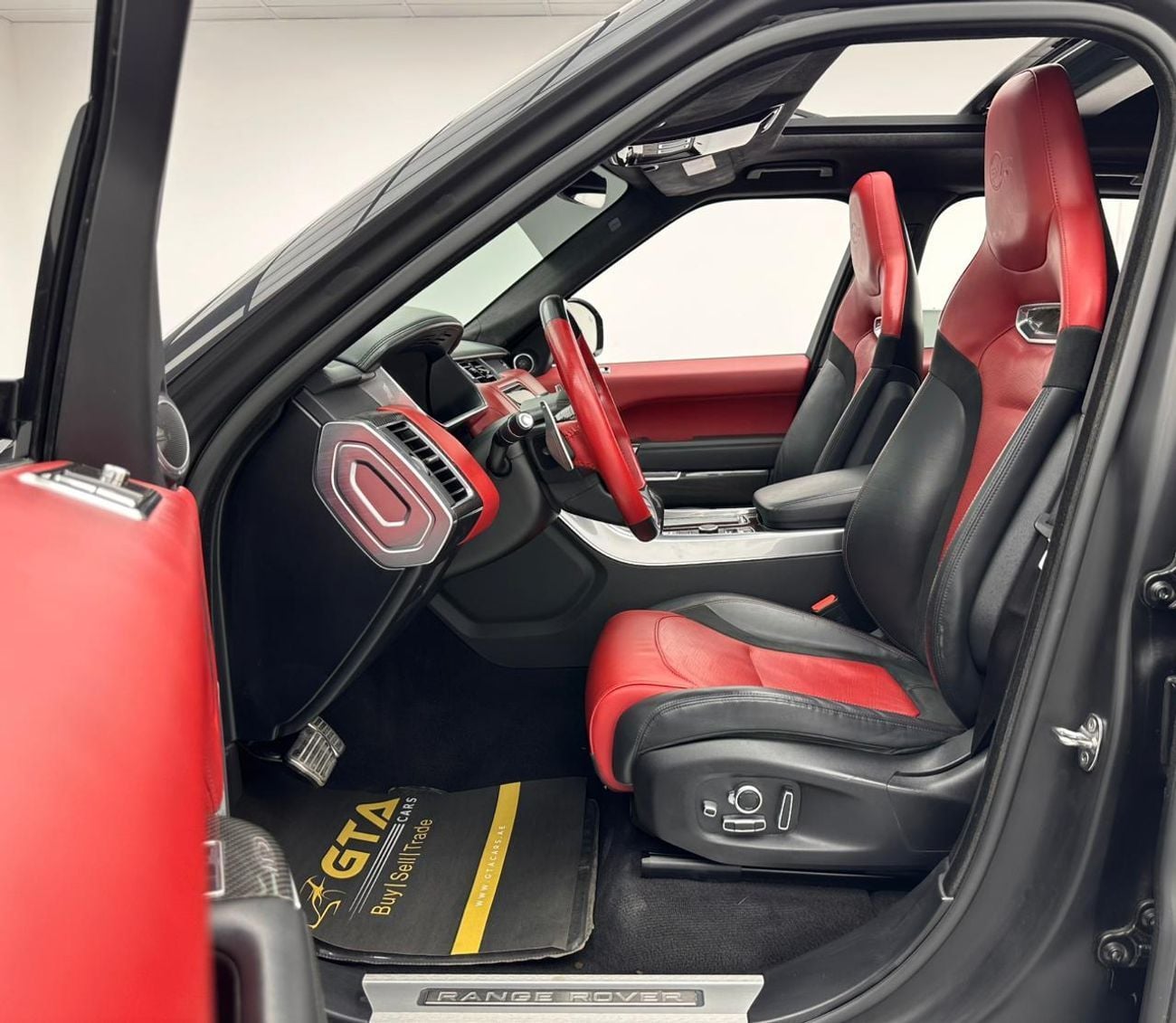 لاند روفر رينج روفر سبورت 2019 Range Rover Sport SVR Carbon Edition, 1 Year Warranty Unlimited Km, Full Service History, GCC