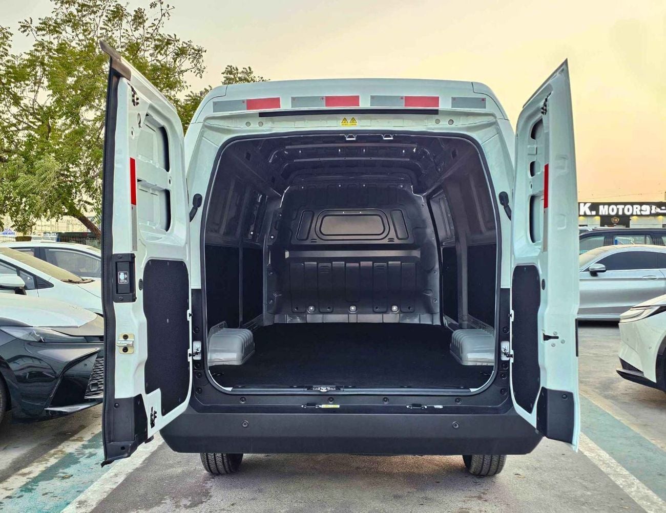 سينو جولد سينا إي في 300 CARGO / ELECTRIC 2 SEATS / DUAL CHARGING PORT/ REAR CAMERA (CODE # SEVCR25)