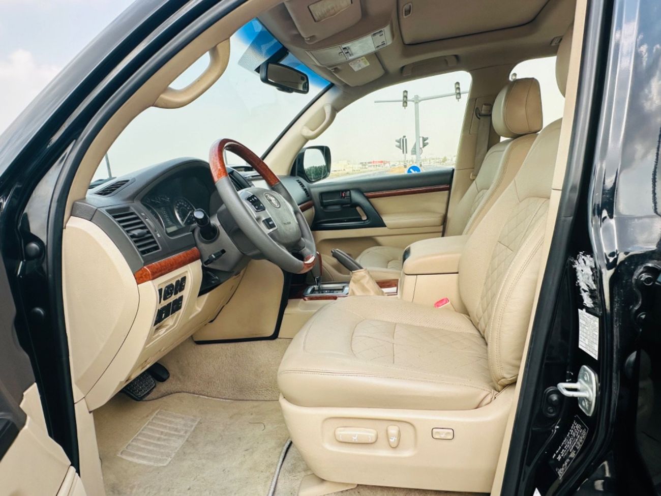 Toyota Land Cruiser GXR 4.0L (271 HP) 4WD MODEL 2015 GCC CAR PERFECT CONDITION INSIDE AND OUTSIDE FULL OPTION SUN ROOF