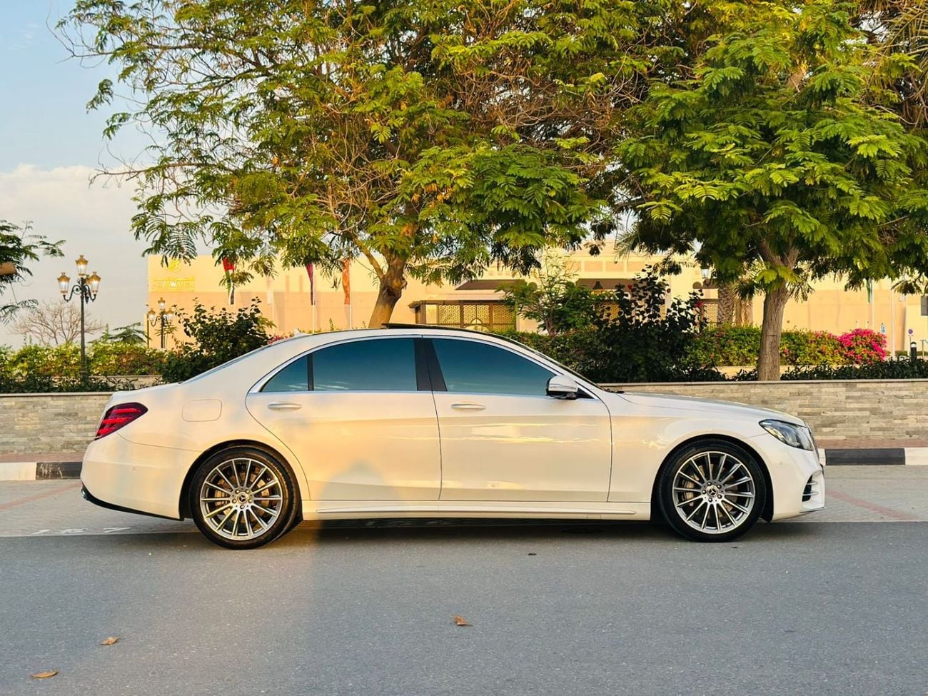 مرسيدس بنز S 560 Std 4.0L (463 HP)