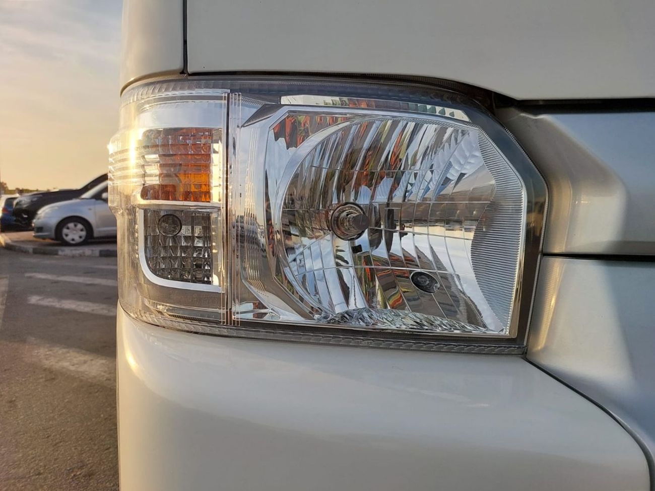 تويوتا هاياس TOYOTA HIACE COMMUTER VAN RHD 2019 MODEL 3.0 L DIESEL AUTOMATIC(PM38974)