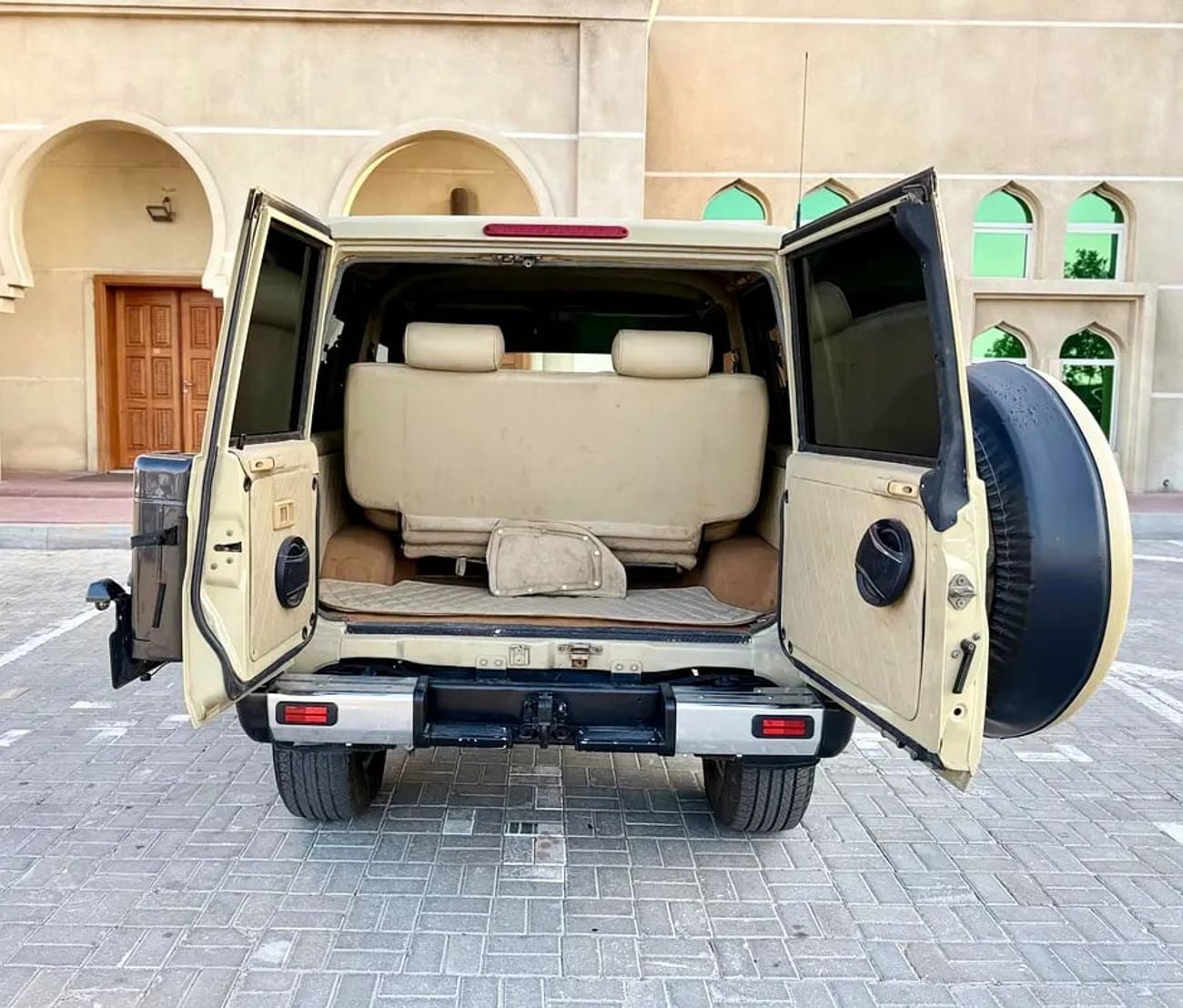 Toyota Land Cruiser تويوتا لاند كروزر ربع موديل خليجي جير عادي
