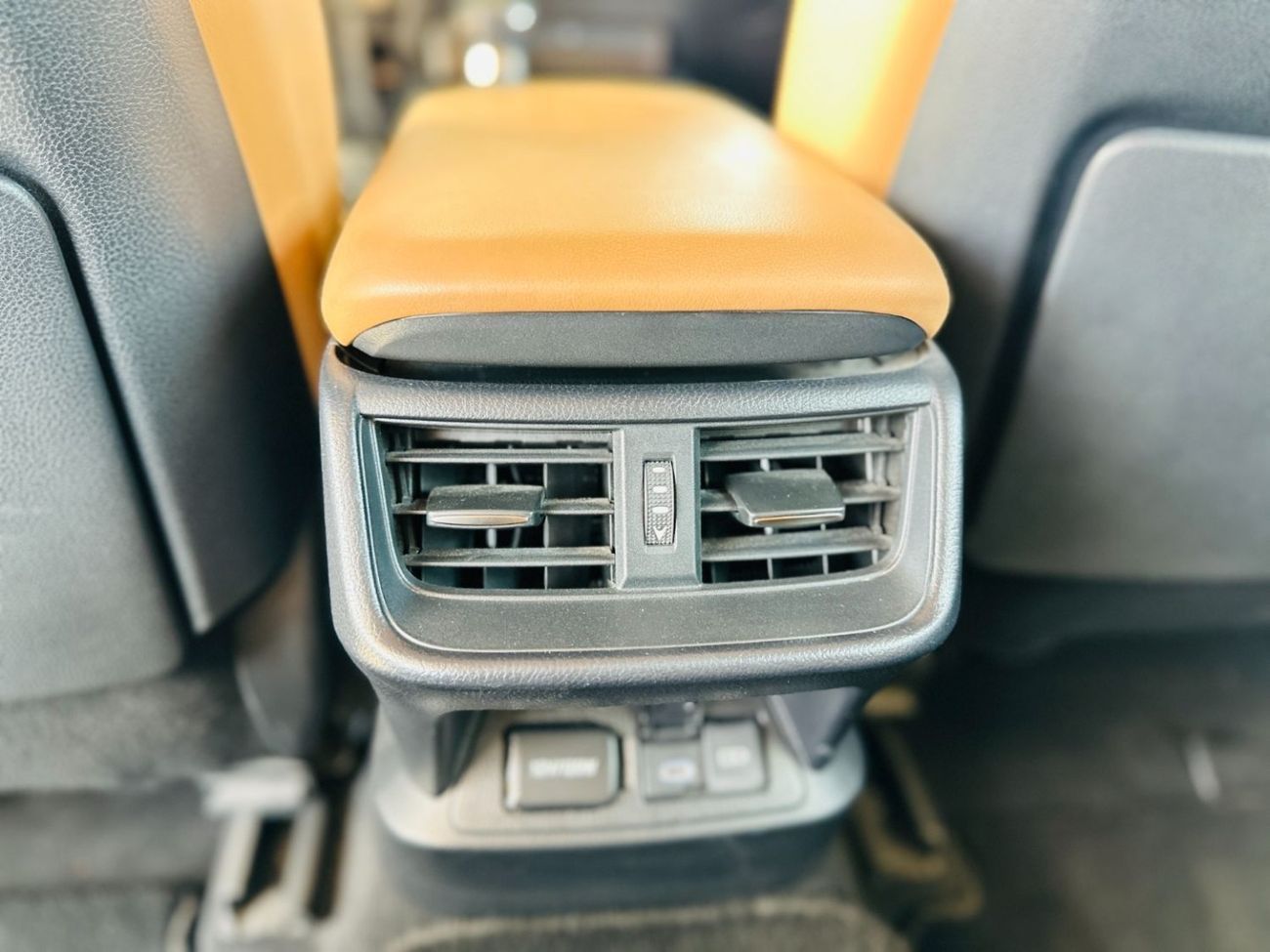 لكزس ES300h 2023 Lexus ES 300H - White inside Brown