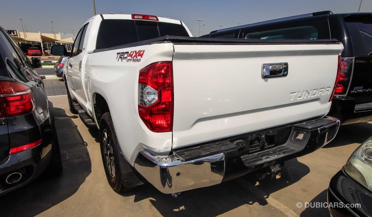 Toyota Tundra 5.7 L V8 SR5 TRD