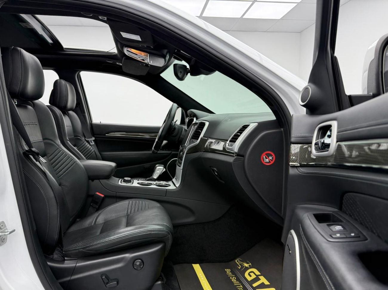 Jeep Grand Cherokee Trackhawk 6.2L 2018 Jeep Grand Cherokee Trackhawk ,Warranty ,Excellent Condition ,GCC